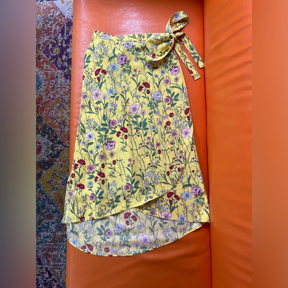 NWT LOFT yellow floral wrap midi skirt. Size 6. - Picture 1 of 7